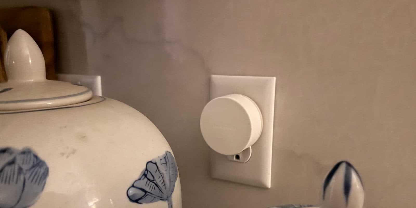 Twelve South PowerBug ที่ชาร์จ Qi2 เสียบผนัง ใช้ MagSafe แบบไร้สายเกือบสุดทาง