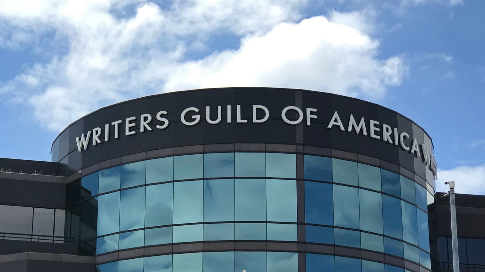 WGA ฟ้องสกัดดีลควบรวม Paramount-Warner Bros. Discovery