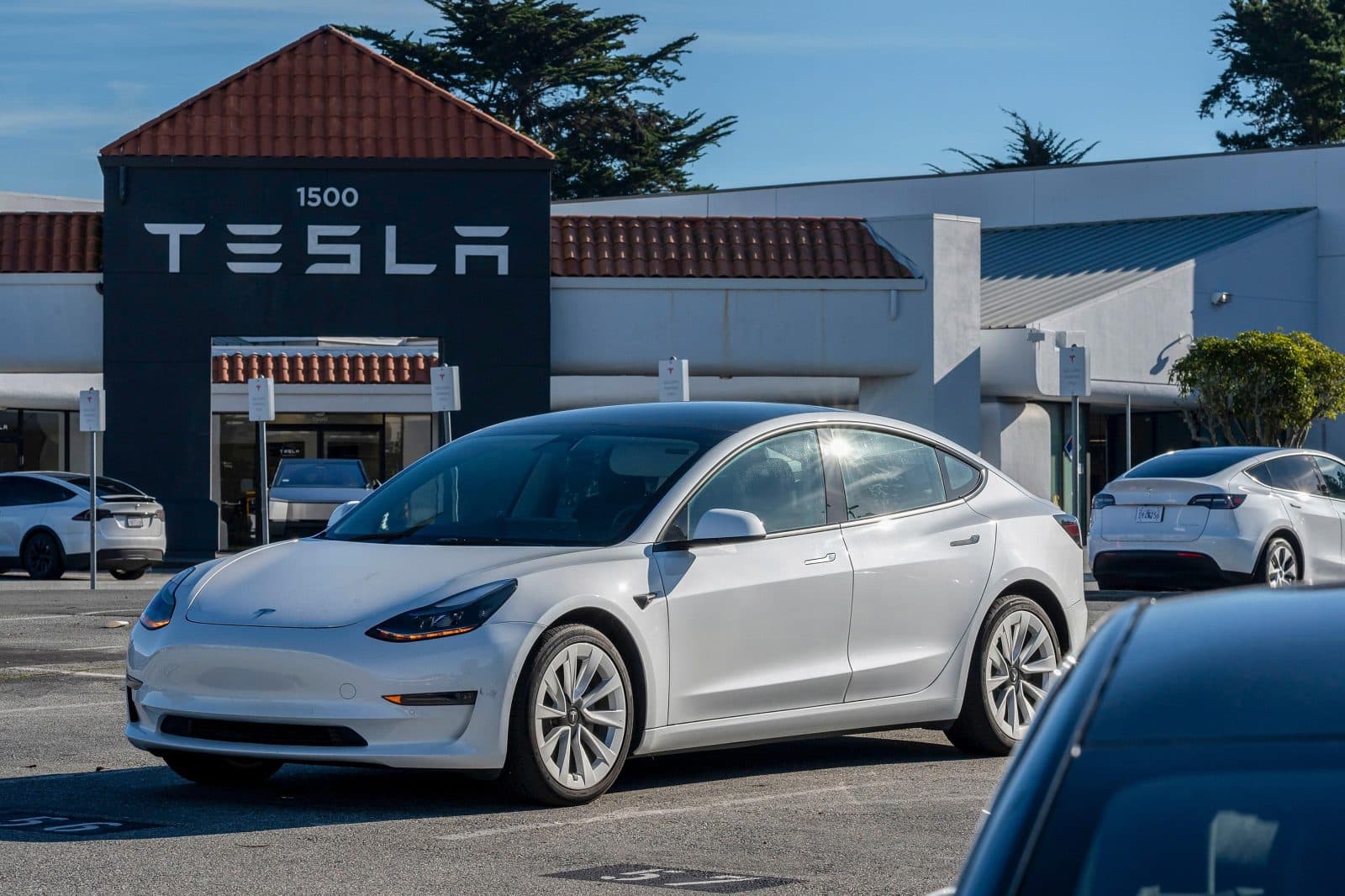 NTSB ชี้คนขับ Tesla กดคันเร่งทับ FSD ก่อนชนบ้านในเท็กซัสจนมีผู้เสียชีวิต