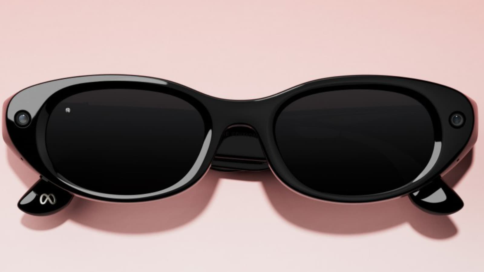 กลุ่มนักกิจกรรมยึดป้ายรถเมล์ลอนดอนด้วยโฆษณา Meta Glasses ปลอม