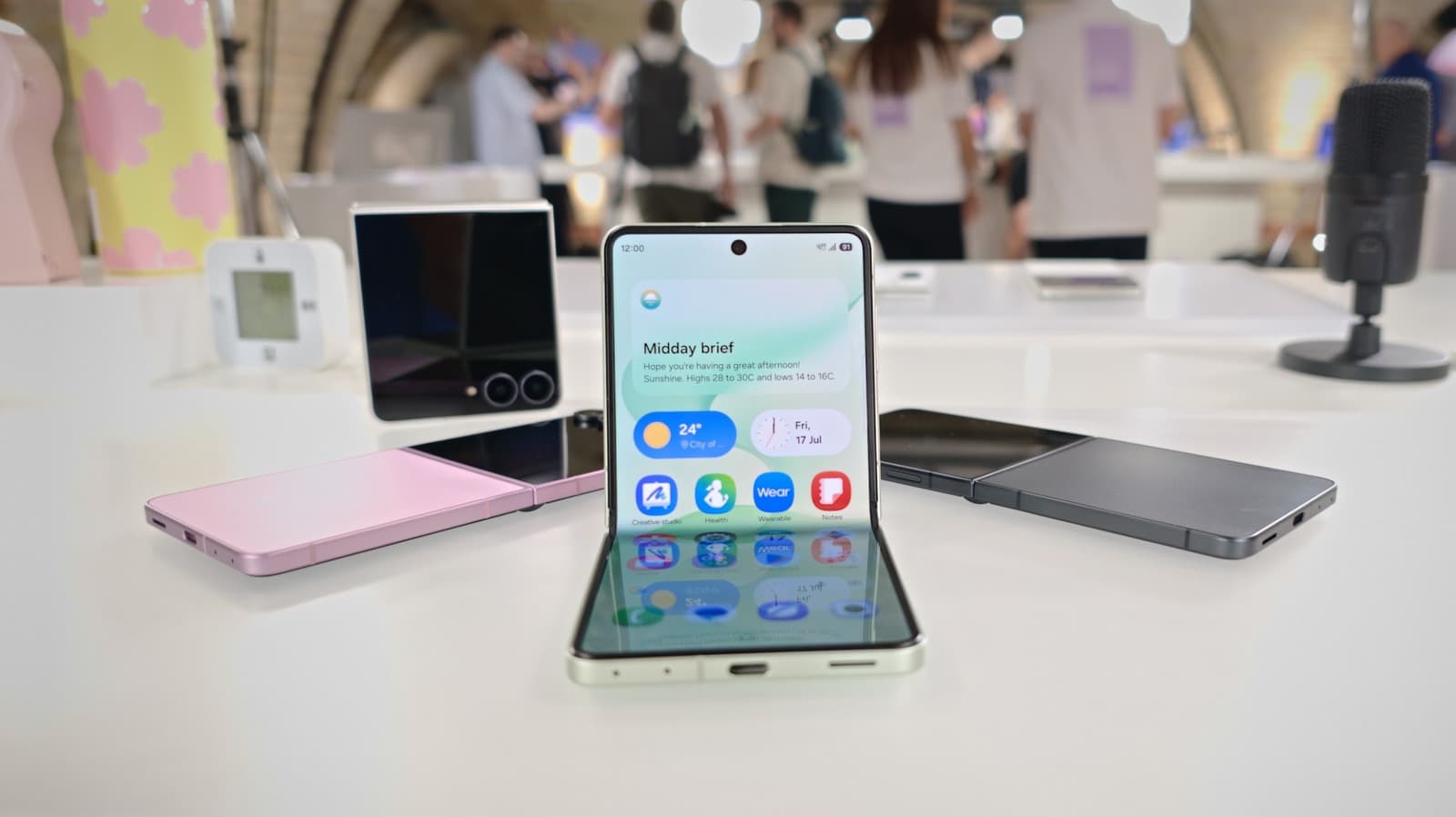 ซัมซุงอัปเกรด Galaxy Z Flip 8 ให้บางลงและใช้แอปบนจอนอกได้มากขึ้น