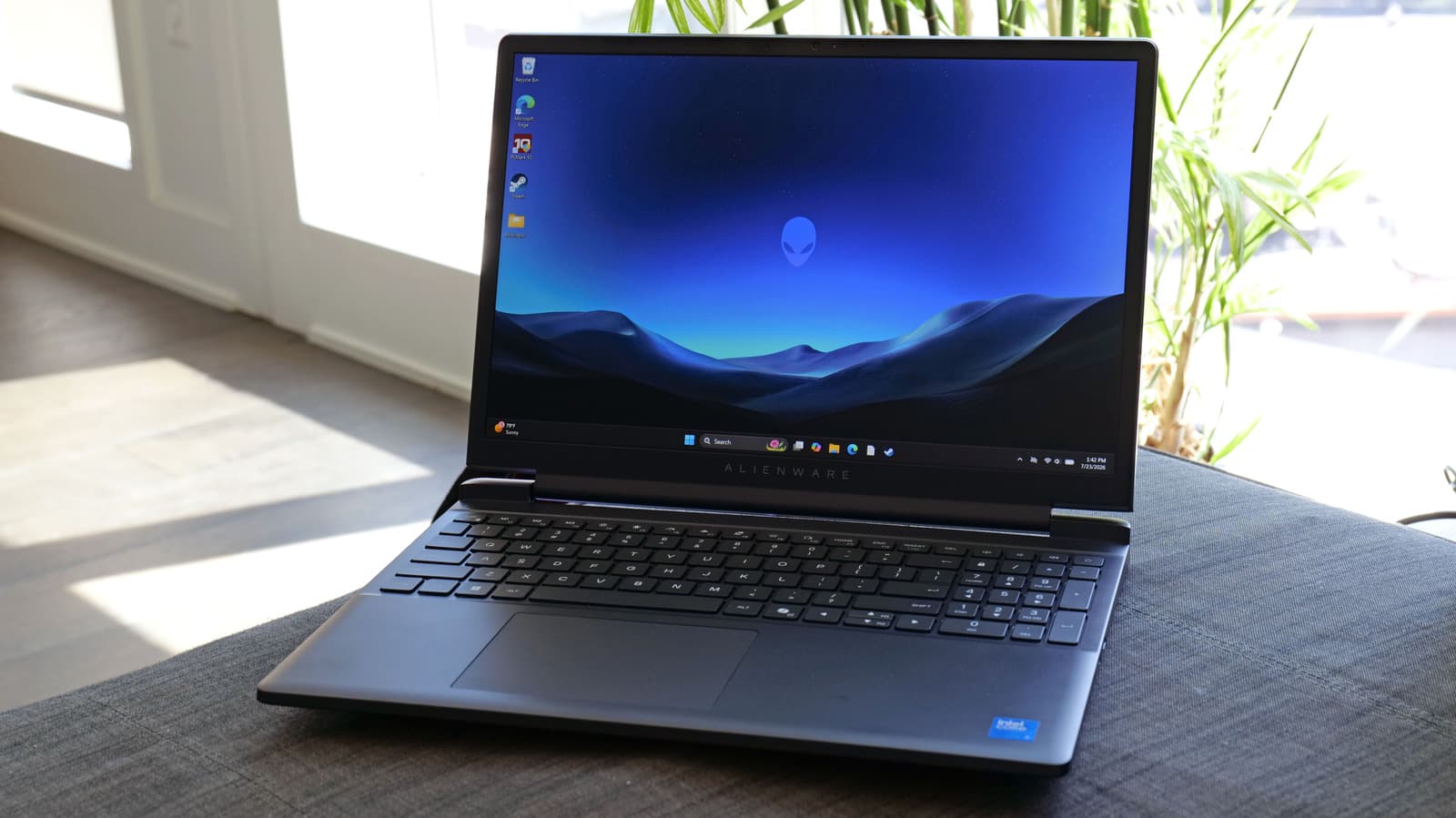 รีวิว Alienware 15: เกมมิงแล็ปท็อปราคาจับต้องได้ในจังหวะที่พอดี