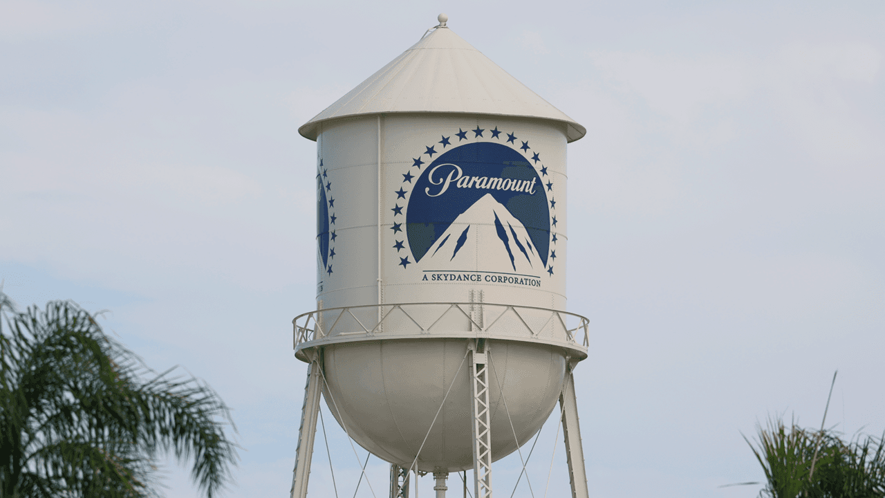 ดีล Paramount ซื้อ Warner Bros. ถูกพักยาว อาจลากถึงกลางปี 2027