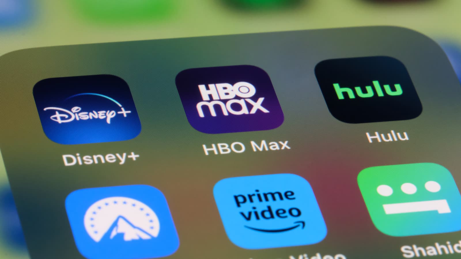 วอร์เนอร์บราเธอร์สฟ้องอเมซอน กล่าวหาชักชวนพนักงาน HBO ผิดสัญญา