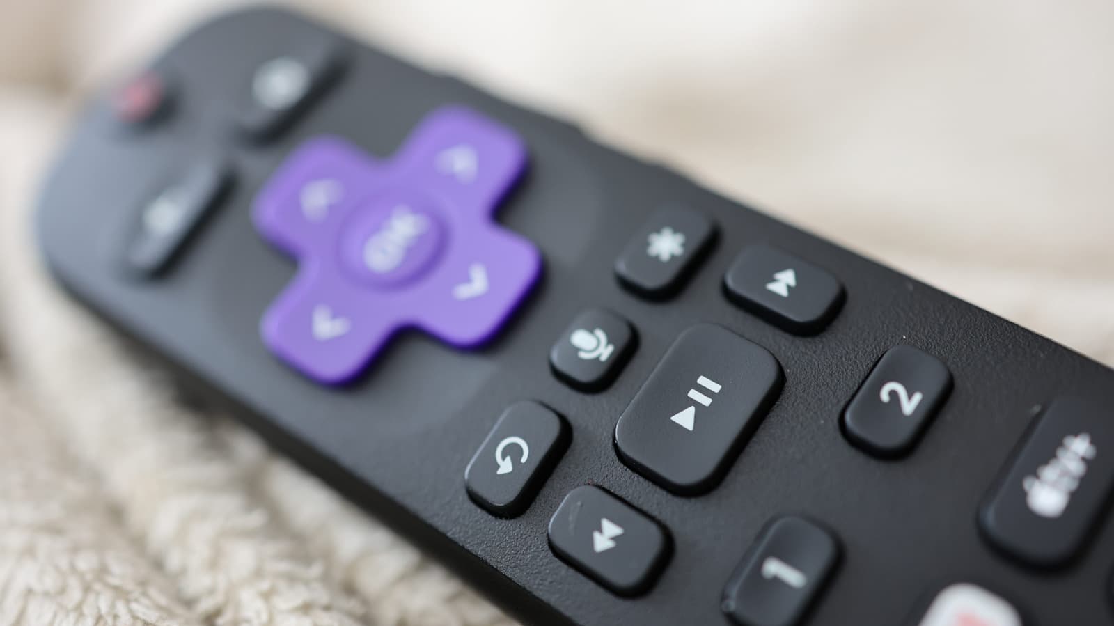 วิธีตั้งค่ารีโมต Roku ให้สั่งงานทีวีที่ไม่ใช่ Roku ด้วยเสียงได้