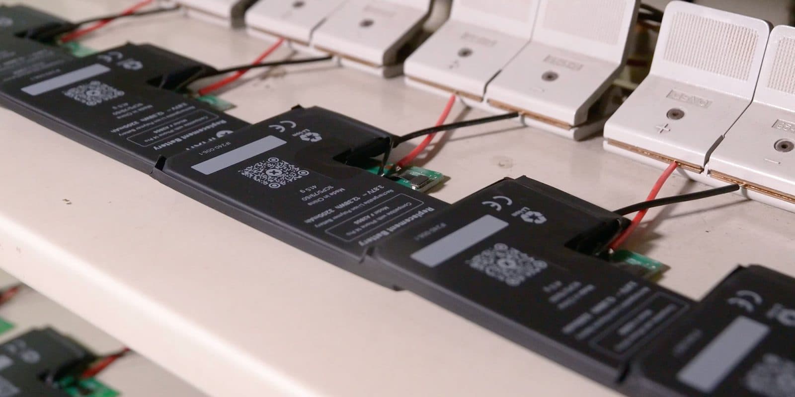 iFixit เผยเบื้องหลังการประกอบและทดสอบแบตเตอรี่ iPhone