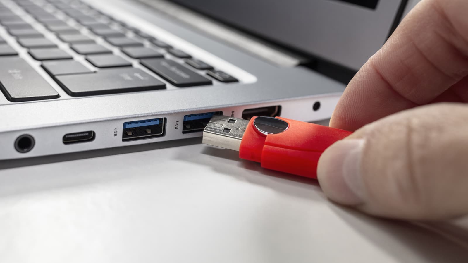 วิธีทำความสะอาดพอร์ต USB อย่างปลอดภัย
