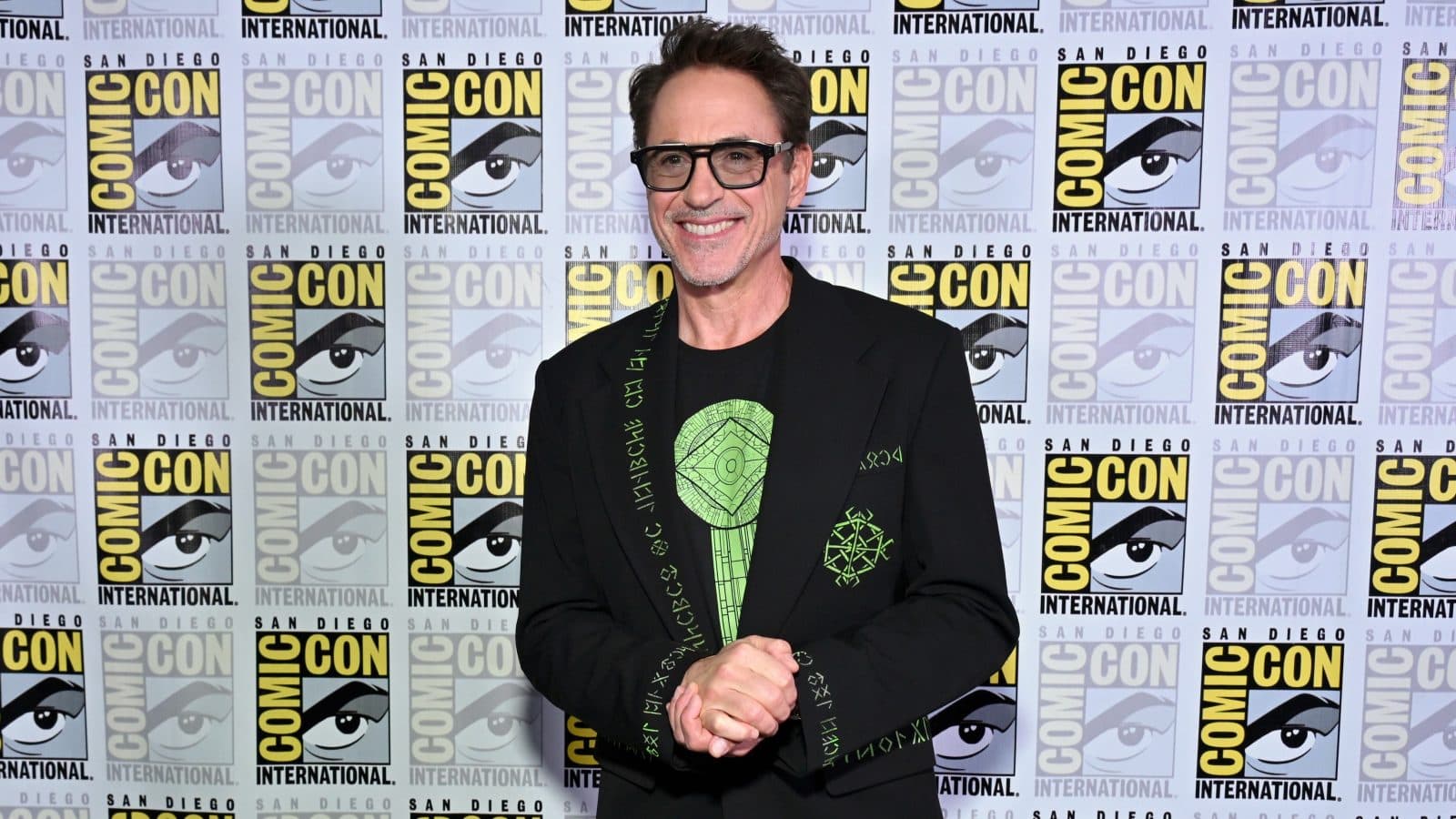 ถอดรหัสข้อความลับบนแจ็กเก็ต Robert Downey Jr. ในงาน Marvel Comic-Con