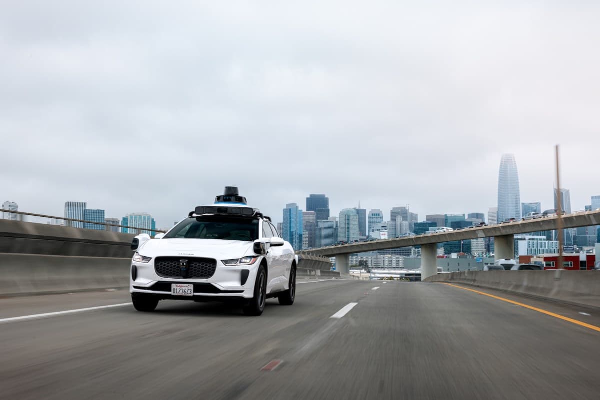 Waymo เริ่มนำโรโบแท็กซี่กลับขึ้นทางด่วนในฟีนิกซ์