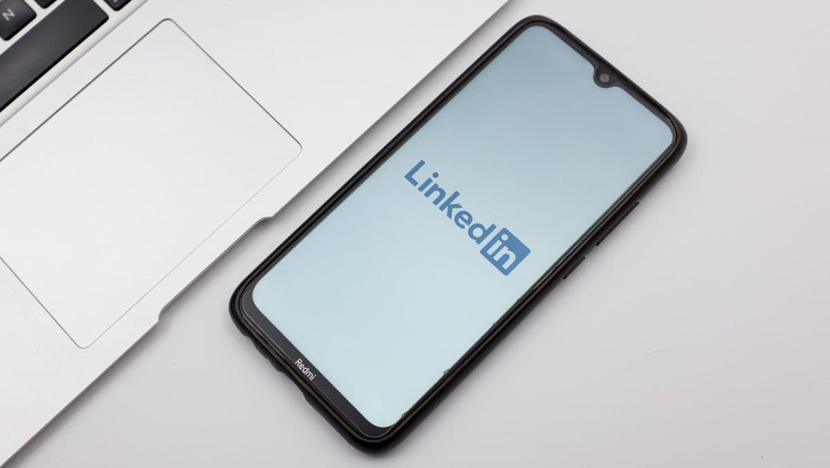LinkedIn เพิ่มปุ่มรายงานคอนเทนต์ AI ที่ดูเป็น “slop” พร้อมเปลี่ยนเครื่องมือเขียนเป็นโหมดตรวจภาษา