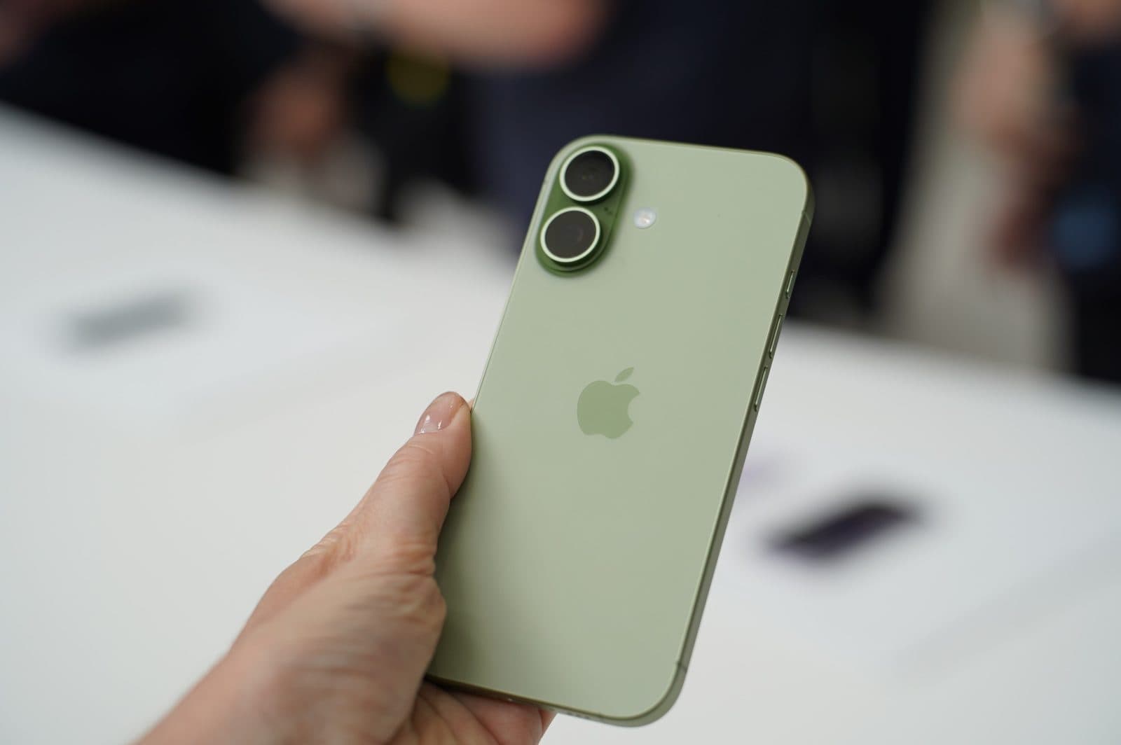 ยอดขาย iPhone และ Mac ของ Apple ยังโต แม้ขาดแคลนหน่วยความจำทั่วโลก