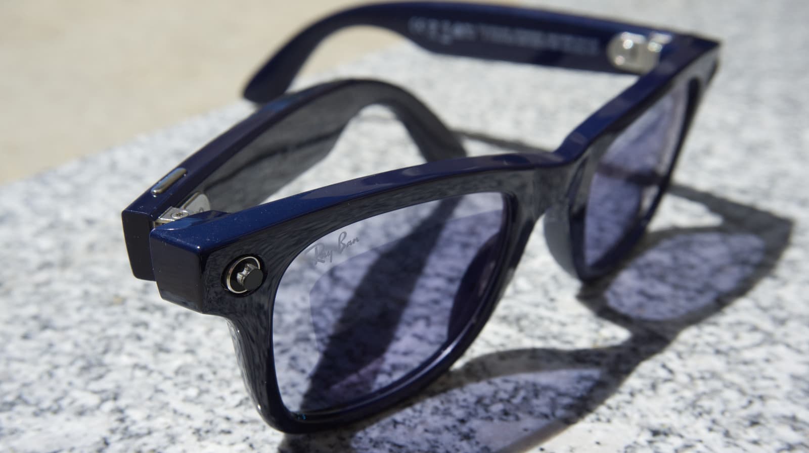 สติกเกอร์ราคา 2 ดอลลาร์ทำให้หลบระบบเตือนคนรอบข้างของ Meta Glasses ได้