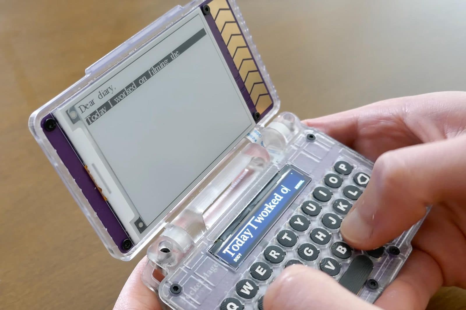 PocketMage คืนชีพ PDA แบบฝาพับด้วยจอ e-paper และ OLED