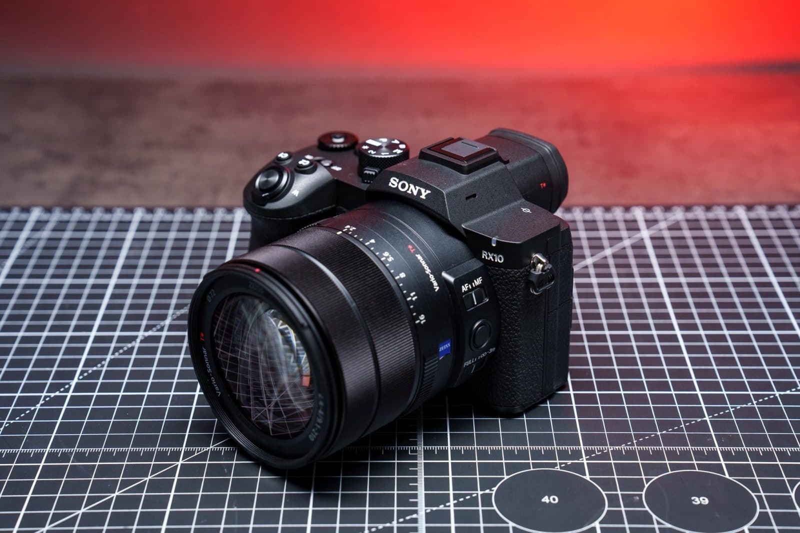 Sony ปลุกชีพ RX10 ซูเปอร์ซูมรุ่นใหม่ พร้อมเซนเซอร์สแตกแต่ราคาพุ่งแรง