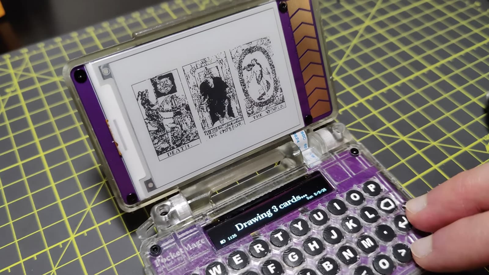 PocketMage ผู้ช่วยดิจิทัล E Ink ที่หลงใหลเวทมนตร์และมาพร้อมคีย์บอร์ด QWERTY
