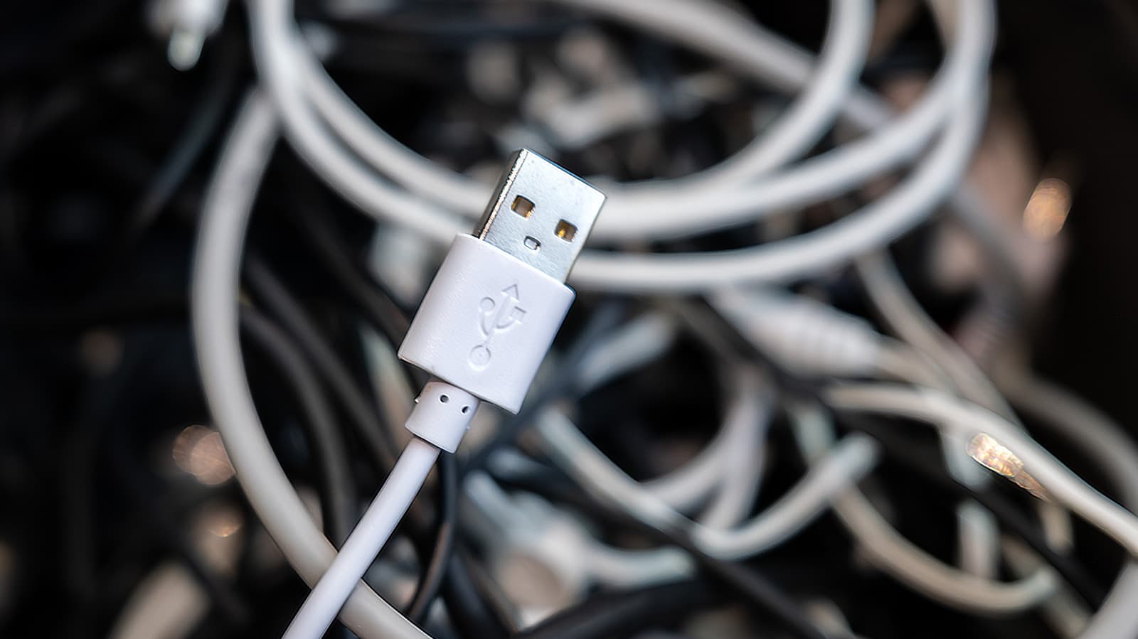 สัญลักษณ์สามง่าม USB คืออะไร และบอกชนิดพอร์ตได้อย่างไร
