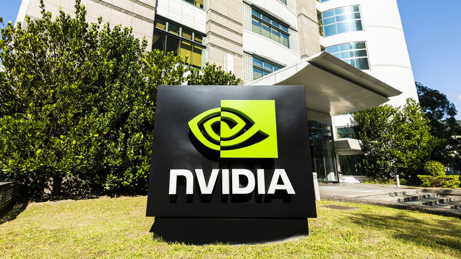 จีนรายงานไฟเขียวให้ ByteDance และ Tencent นำเข้า Nvidia H200 รายละ 10,000 ชิป