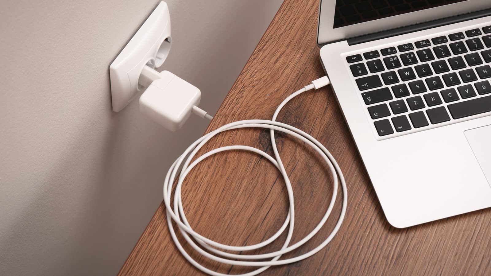 ชาร์จมือถือด้วยที่ชาร์จโน้ตบุ๊ก USB-C ปลอดภัยหรือไม่