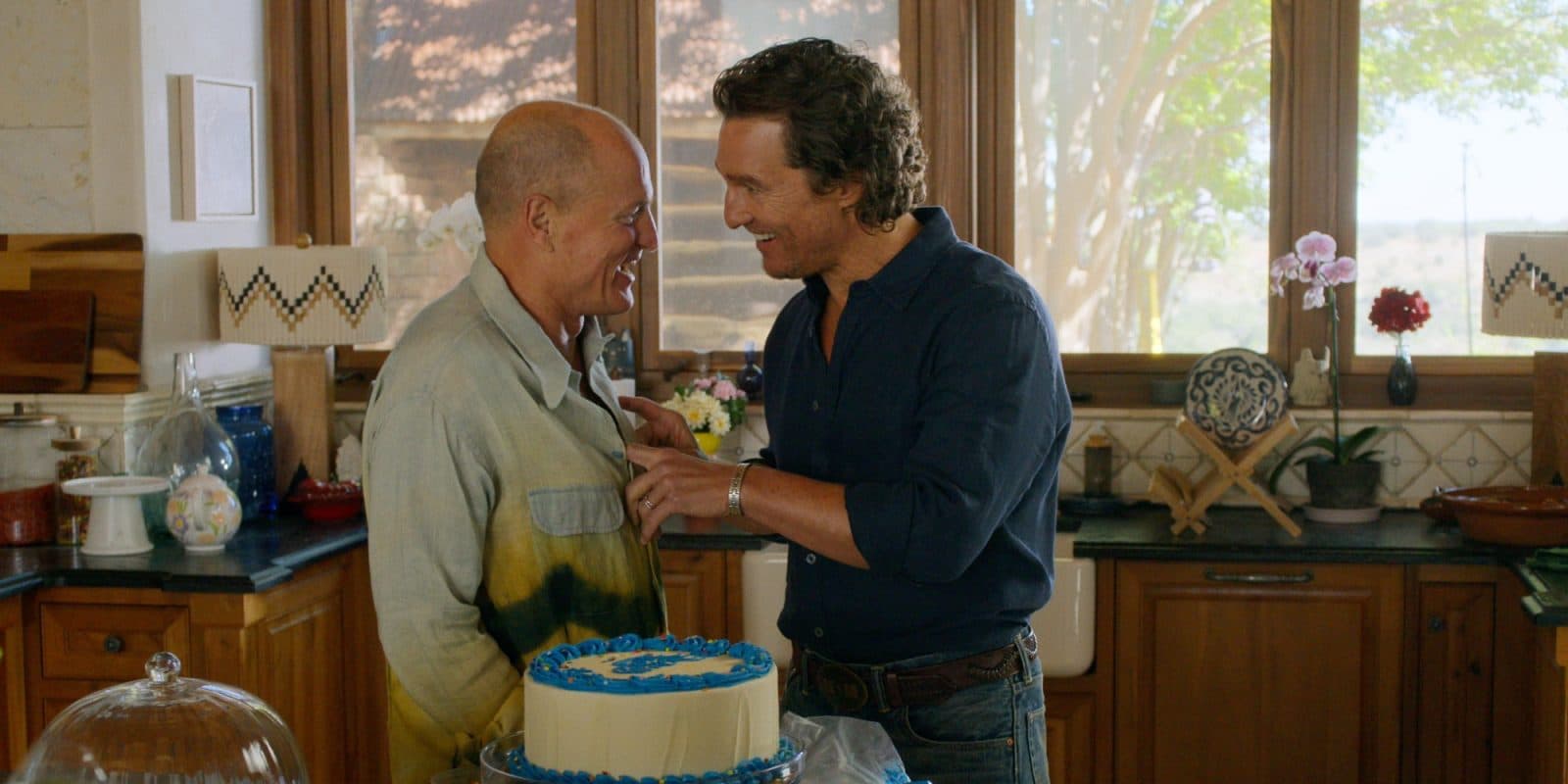 Apple TV เตรียมเปิดตัวซีรีส์คอมเมดี้ใหม่ “Brothers” นำแสดงโดย Matthew McConaughey และ Woody Harrelson