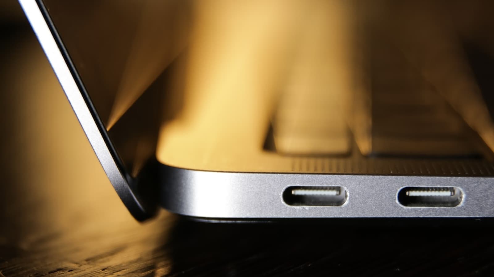 ทำไมโน้ตบุ๊กบางรุ่นมีพอร์ตชาร์จ USB-C สองช่อง และทำไมบางรุ่นถึงไม่มี