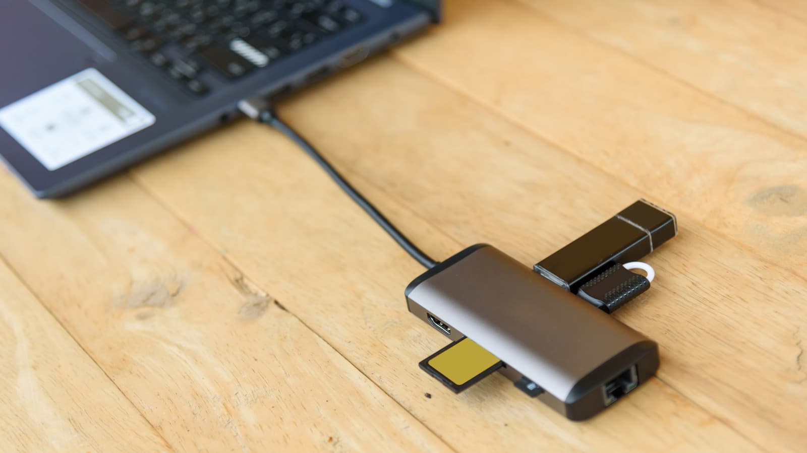 ควรเก็บอะแดปเตอร์ USB แบบไหนไว้จริง ๆ ในปี 2026