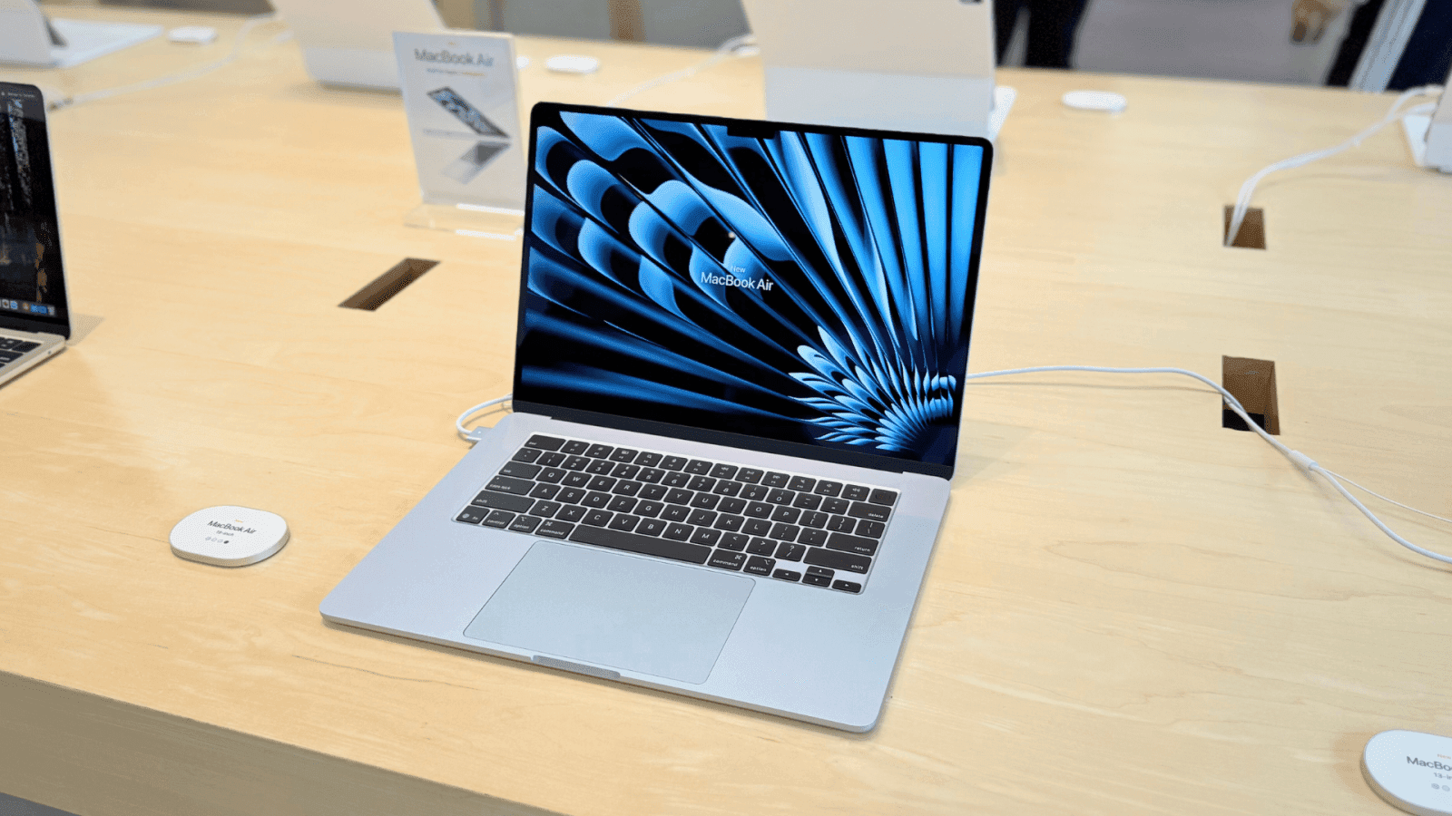 MacBook Air ขาดตลาดหนักจากวิกฤตหน่วยความจำที่ถูก AI แย่งซื้อ