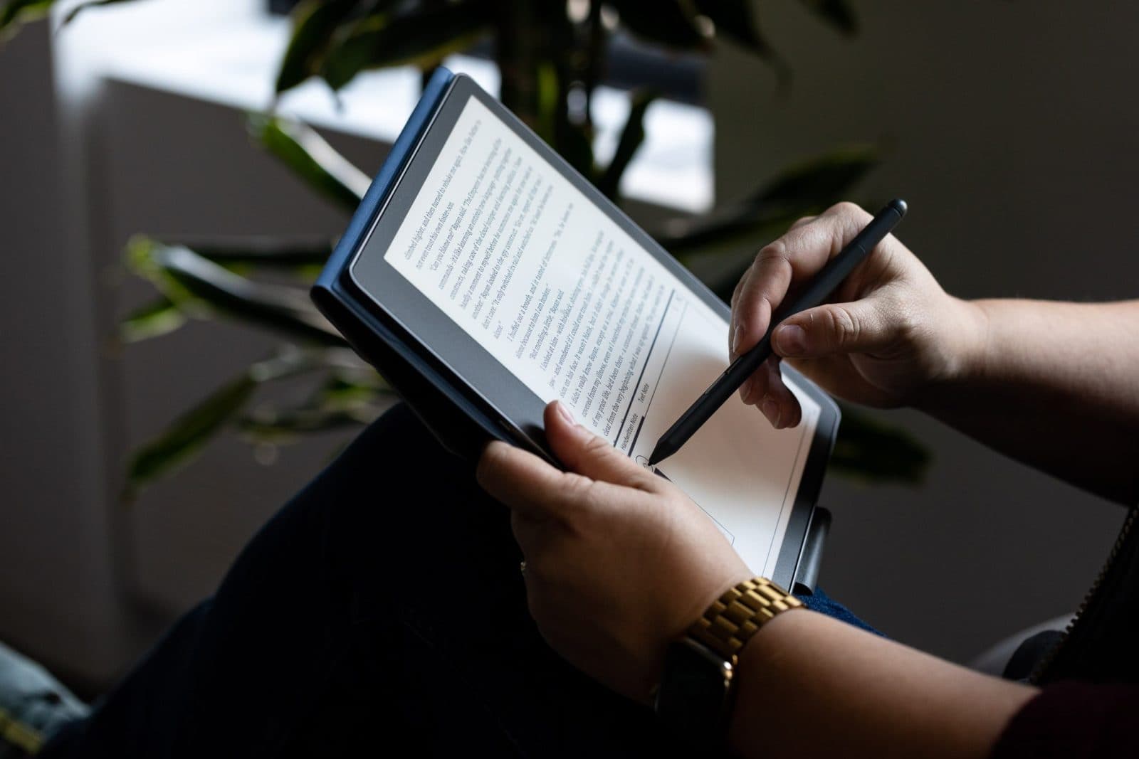 Kindle Scribe รุ่นแรก ลดเหลือ 149.99 ดอลลาร์ในสภาพรีเฟอร์บิช เน้นอ่านและจดโน้ต