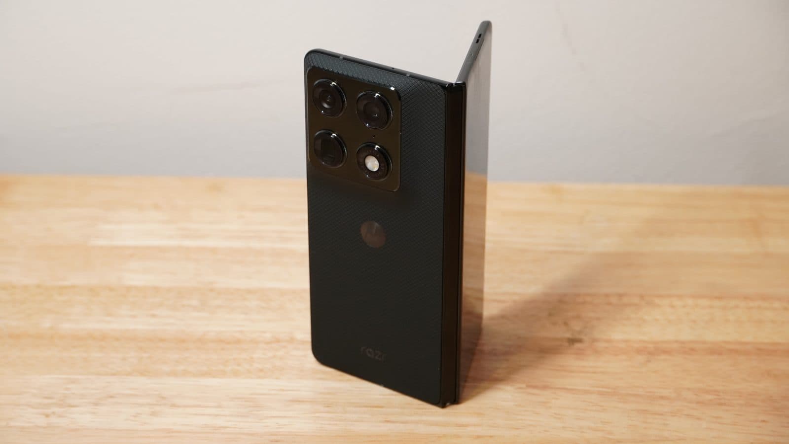 รีวิว Motorola Razr Fold: แฟลกชิพจอพับดีไซน์บางเฉียบที่พยายามท้าชน Samsung