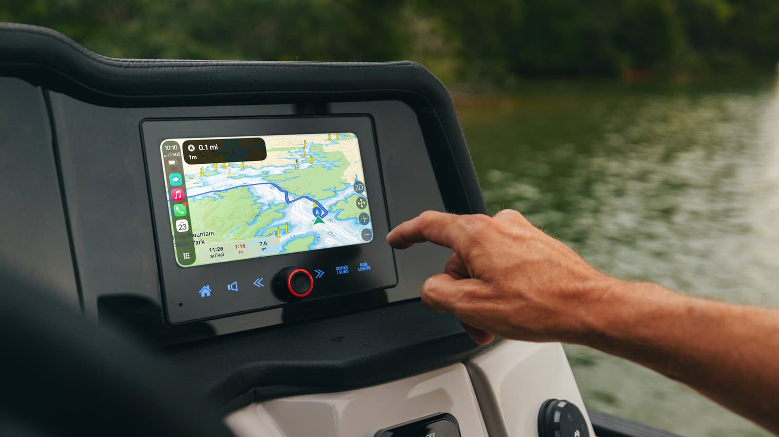 MasterCraft เพิ่ม CarPlay และ Android Auto ให้เรือพอนทูน