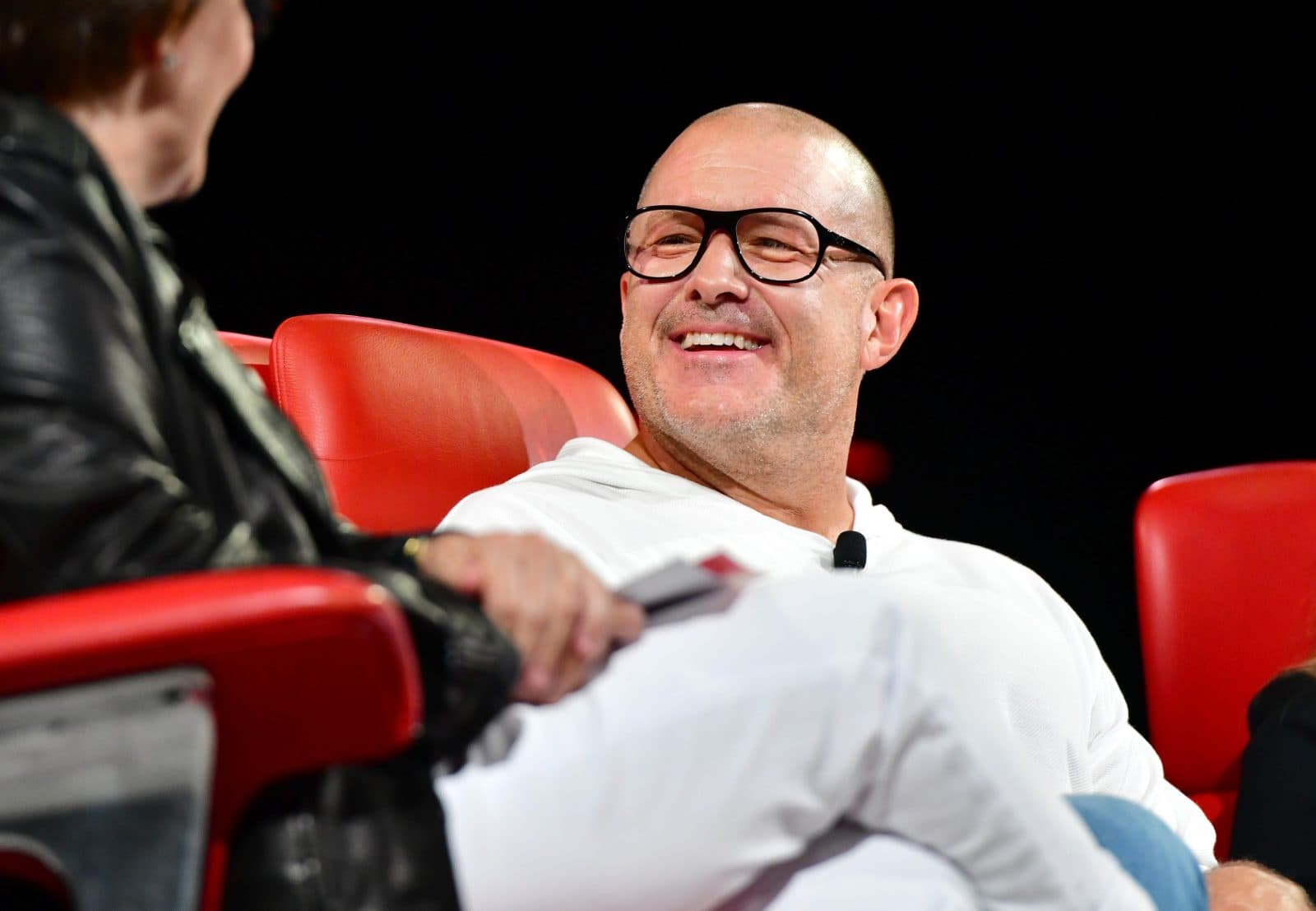 ลือ OpenAI จับมือ Jony Ive ทำอุปกรณ์ AI ทรงพกพา คล้ายลำโพงอัจฉริยะไร้จอ