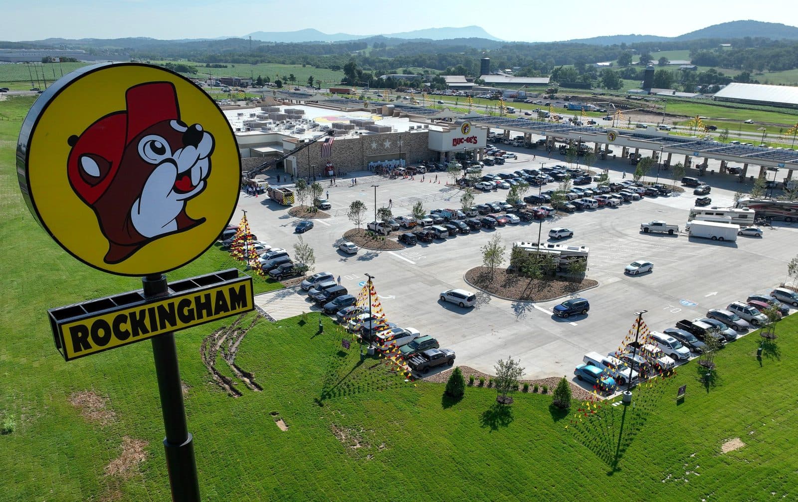 Buc-ee’s เลี่ยงโจมตีจอห์น โอลิเวอร์ แต่หันไปฟ้องร้านเล็กอีกราย