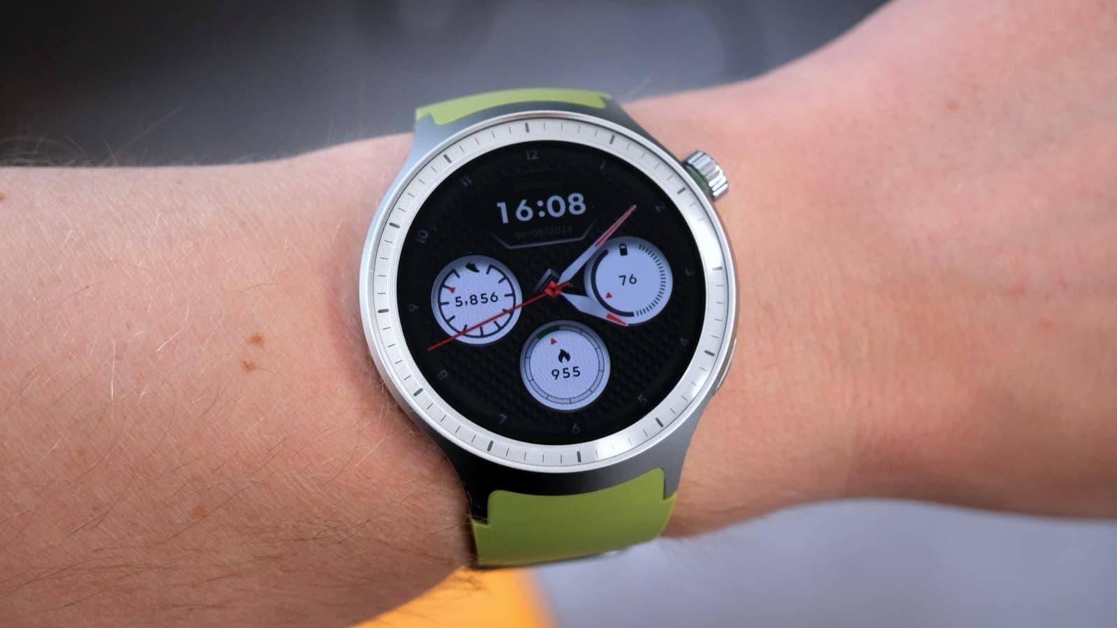 รีวิว Motorola Moto Watch (2026): ภายนอกน่าดู แต่ภายในไม่น่าประทับใจ