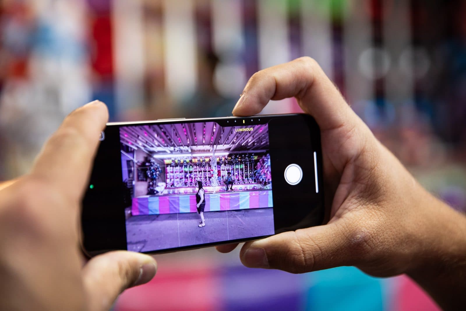 Apple อาจเพิ่มฟีเจอร์ช่วยยืนยันว่ารูปจาก iPhone ไม่ใช่ภาพปลอมจาก AI