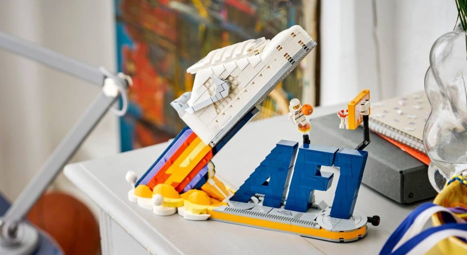LEGO เปิดตัวชุด Nike Air Force 1 พร้อมมินิฟิกเกอร์ Spaceman เวอร์ชันใหม่