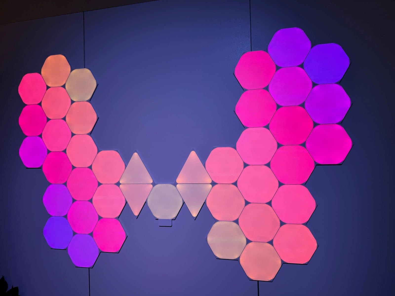 Philips Hue จับมือ Nanoleaf เพิ่มแผงไฟติดผนังเข้าระบบผ่านโมดูลราคา 40 ดอลลาร์