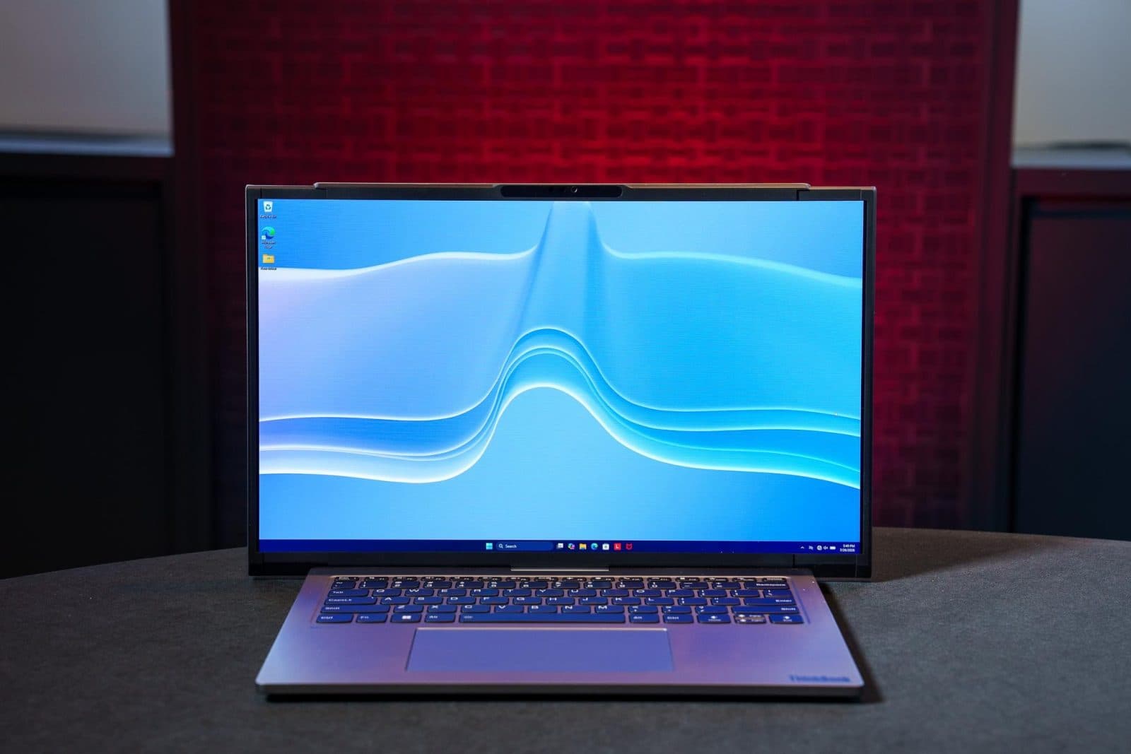 Lenovo โชว์ ThinkBook Project Swan โน้ตบุ๊กจอม้วนได้ ขยายจาก 14 เป็น 17 นิ้ว