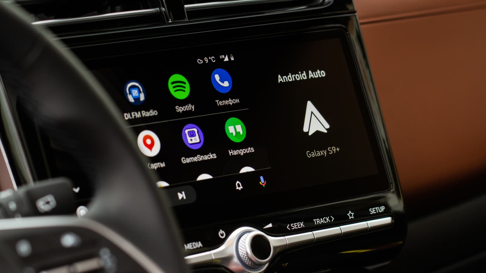 ทำไม Android Auto ลดเสียงลงเอง: สาเหตุคือระบบเตือนสำคัญในรถ