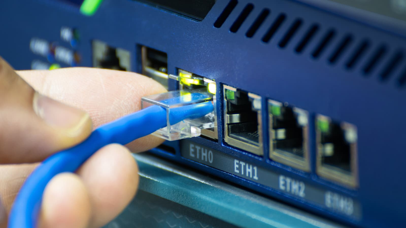 Ethernet splitter กับสวิตช์ต่างกันอย่างไร และควรใช้งานแบบไหน