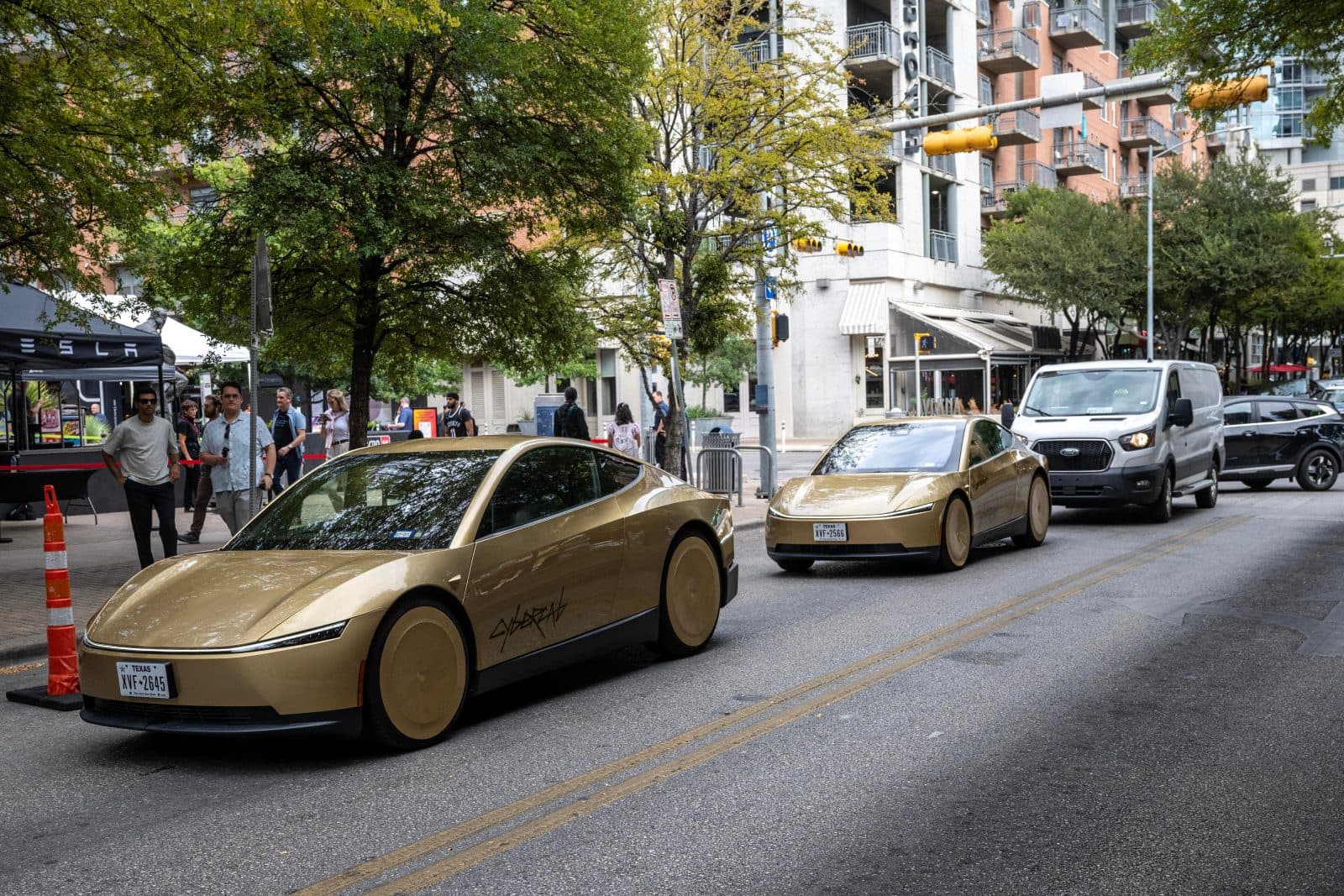 Tesla Cybercab ไม่มีพวงมาลัย แต่กลับมีจอยสติ๊กเสมือนสำหรับควบคุมรถ