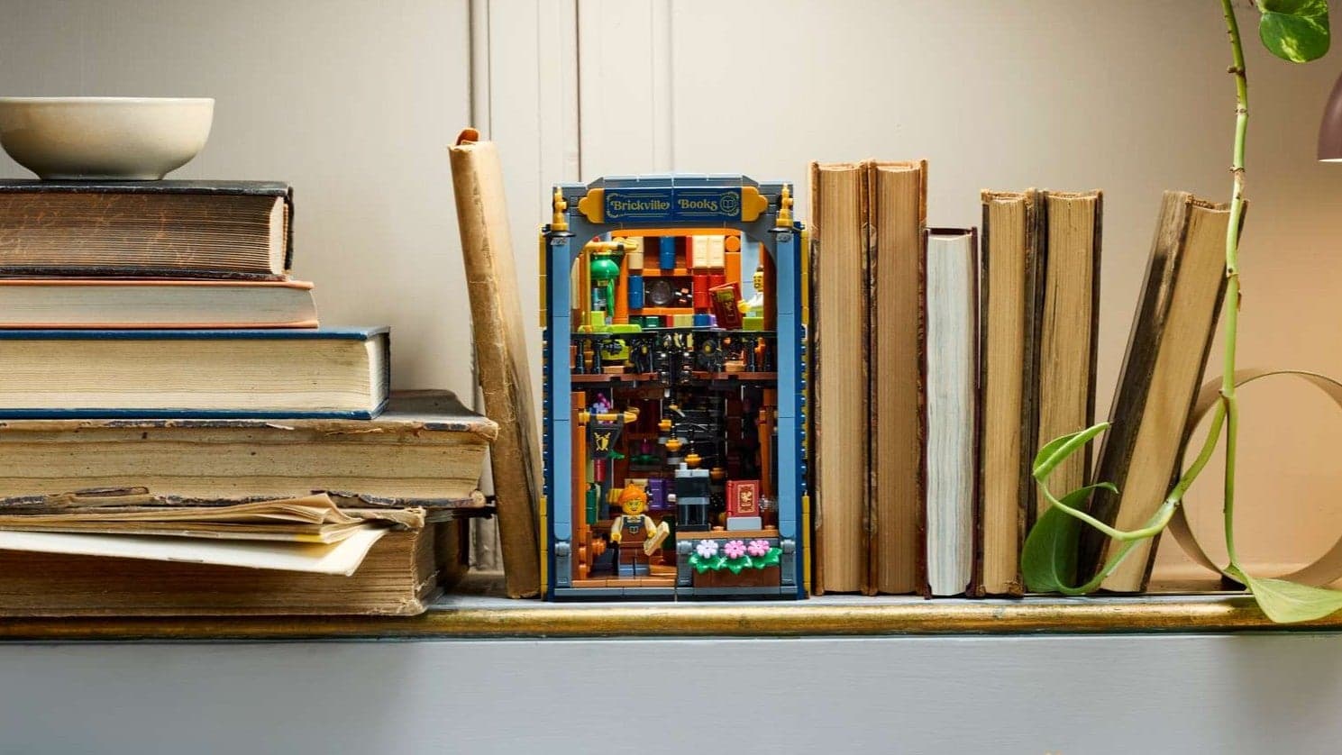 LEGO เปิดตัว Book Nook ชุดใหญ่สุดในซีรีส์ กับร้านหนังสือธีมออริจินัล
