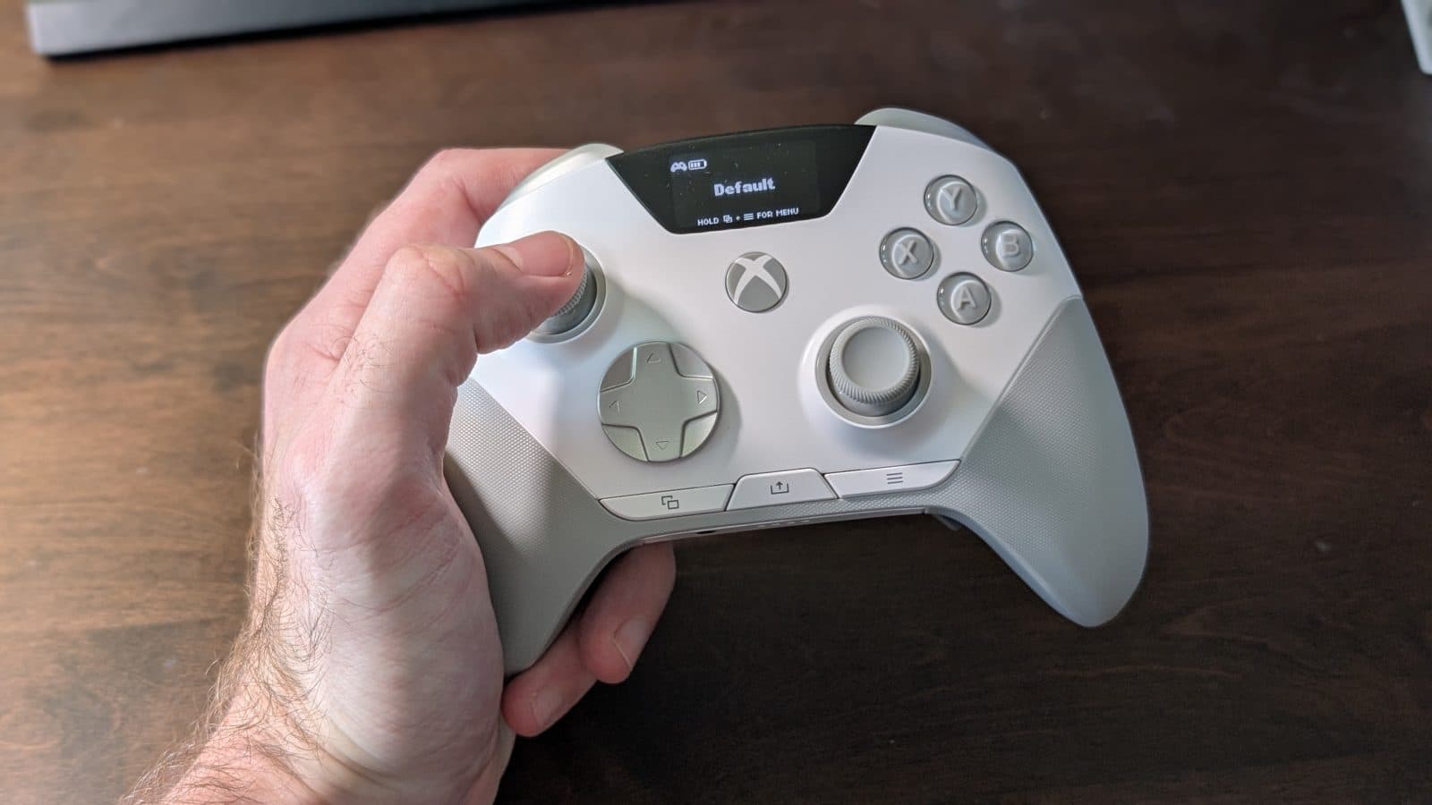 SteelSeries Aeon Pro คอนโทรลเลอร์พรีเมียมที่ชูระบบสลับแบตฯ แบบ “ไม่หมด”