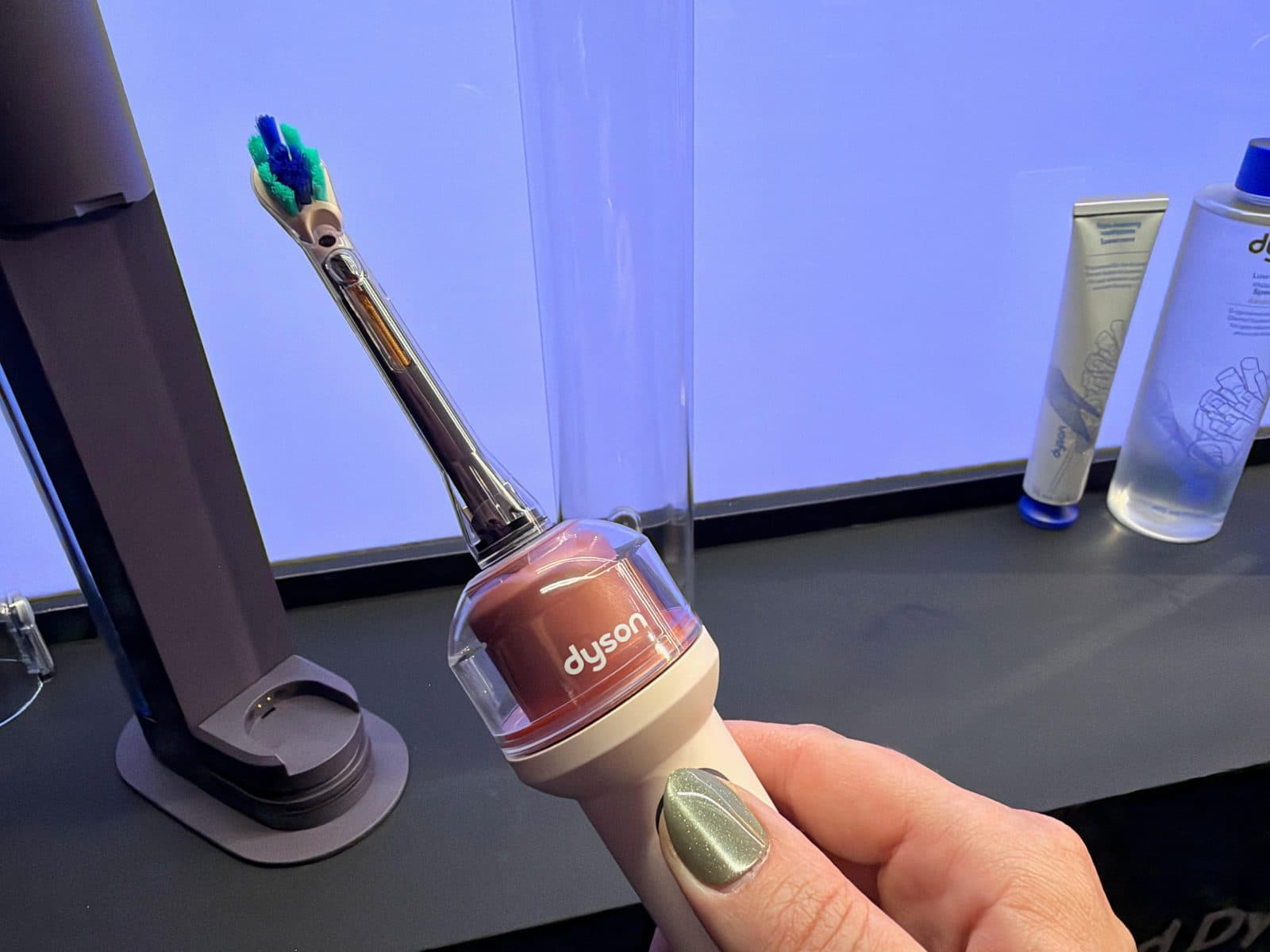 แปรงสีฟันอัจฉริยะ Dyson มูลค่า 500 ดอลลาร์เริ่มมีปัญหาน้ำเข้าตัวเครื่อง