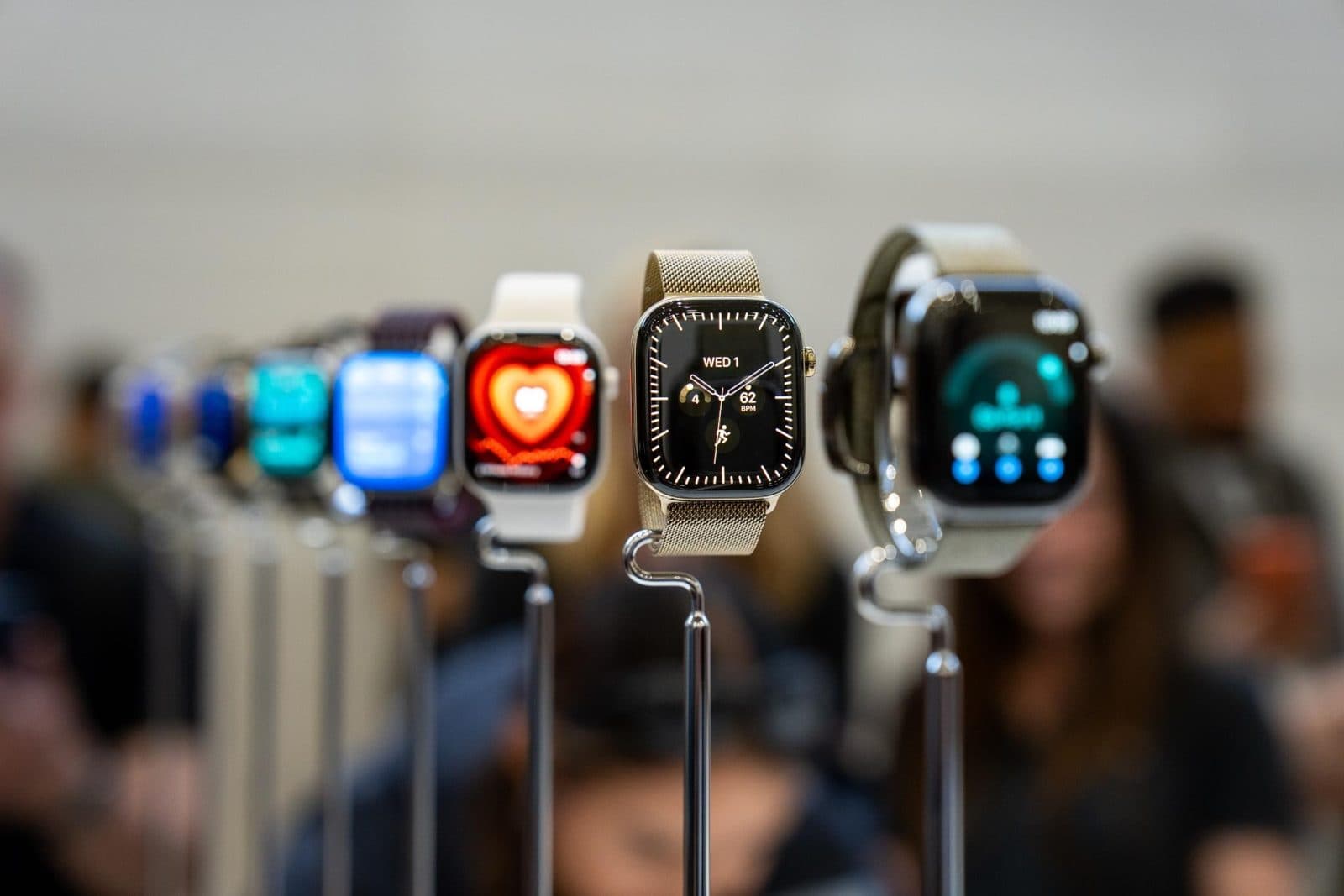 เทียบ Apple Watch Series 12 กับ Ultra 4: อัปเกรดเซนเซอร์ สุขภาพ และฟีเจอร์ AI โดยราคาเริ่มเท่าเดิม