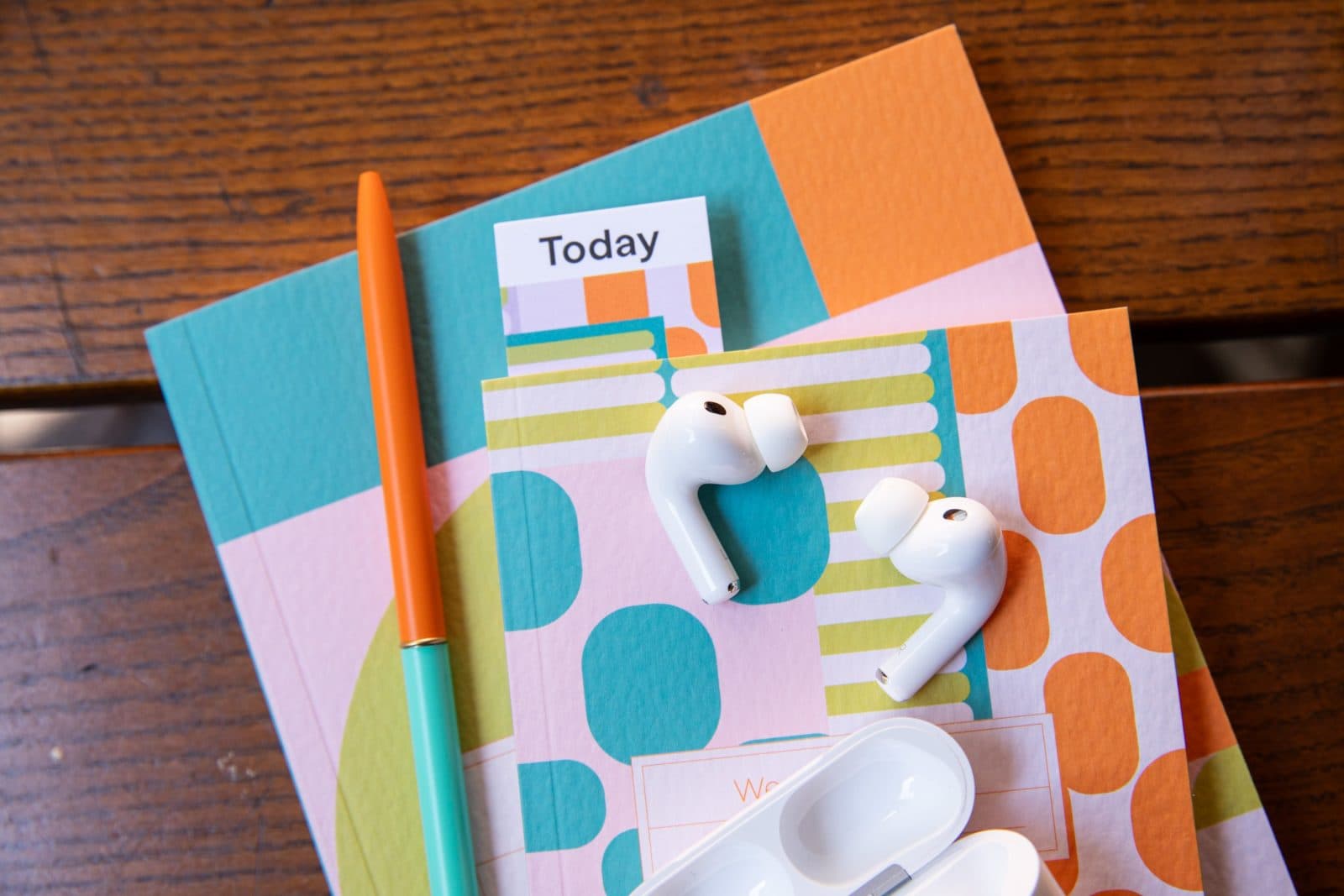 คาดว่า AirPods รุ่นมีกล้องเลื่อนเปิดตัวออกไปถึงปี 2027