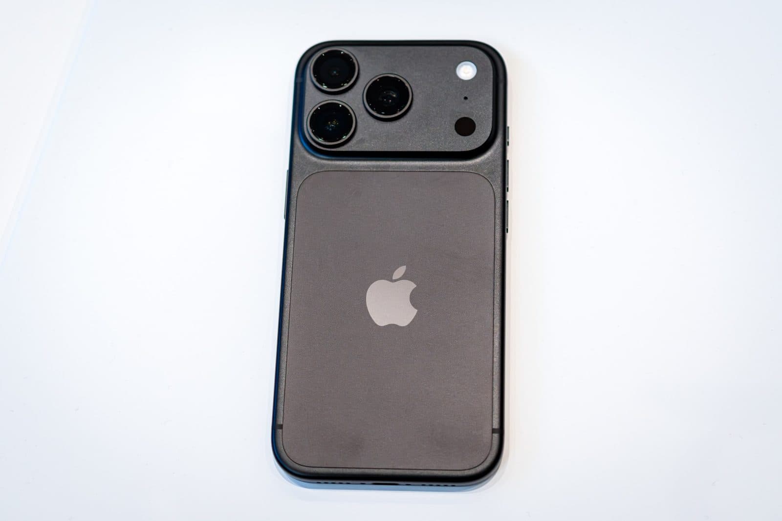 iPhone Pro รุ่นดำกลับมาอีกครั้ง หลังหายไปในเจเนอเรชันก่อน