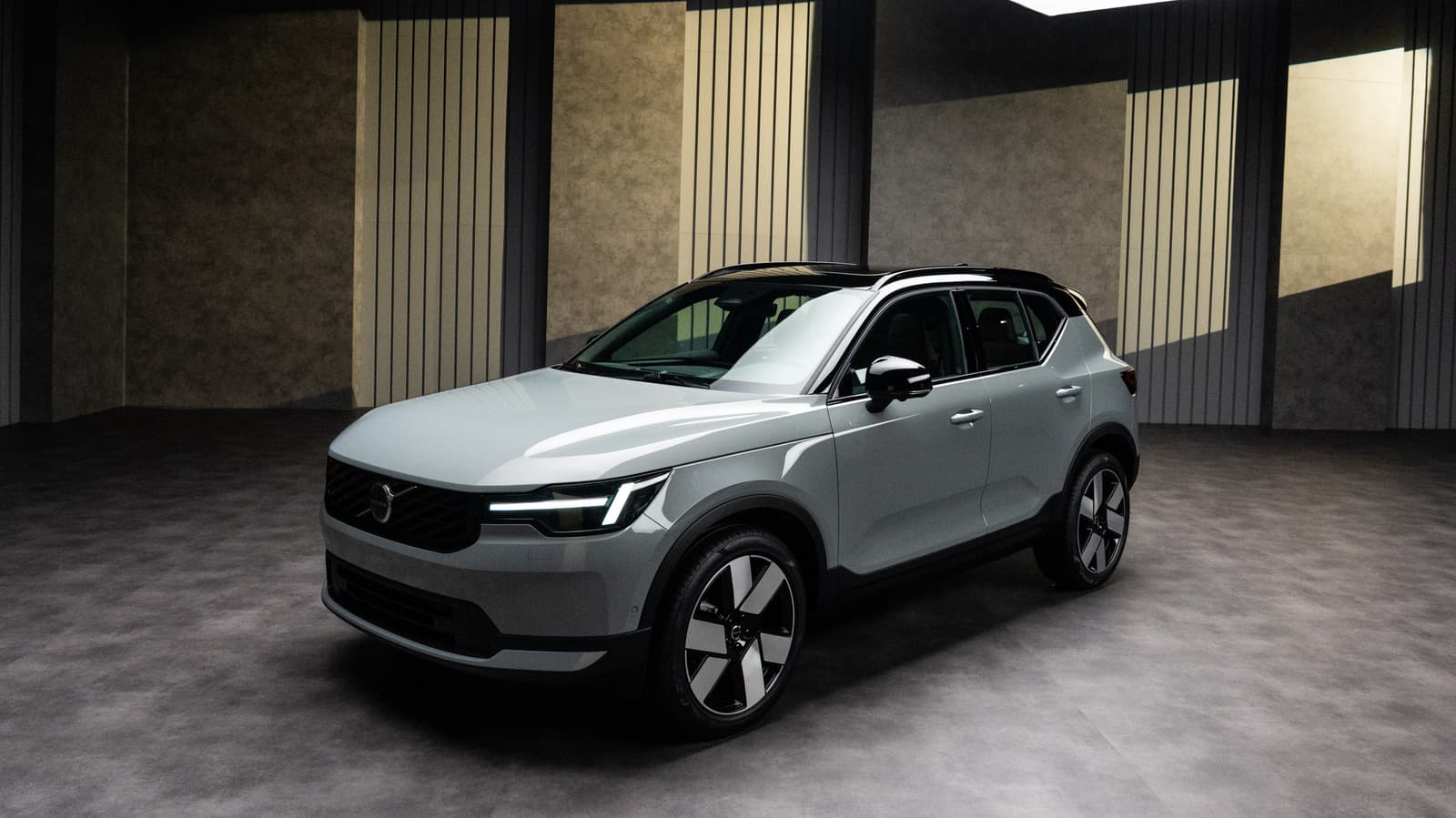 Volvo XC40 โฉมใหม่เปิดตัว แต่สหรัฐฯ ยุติขายรุ่นไฟฟ้าล้วน EX40