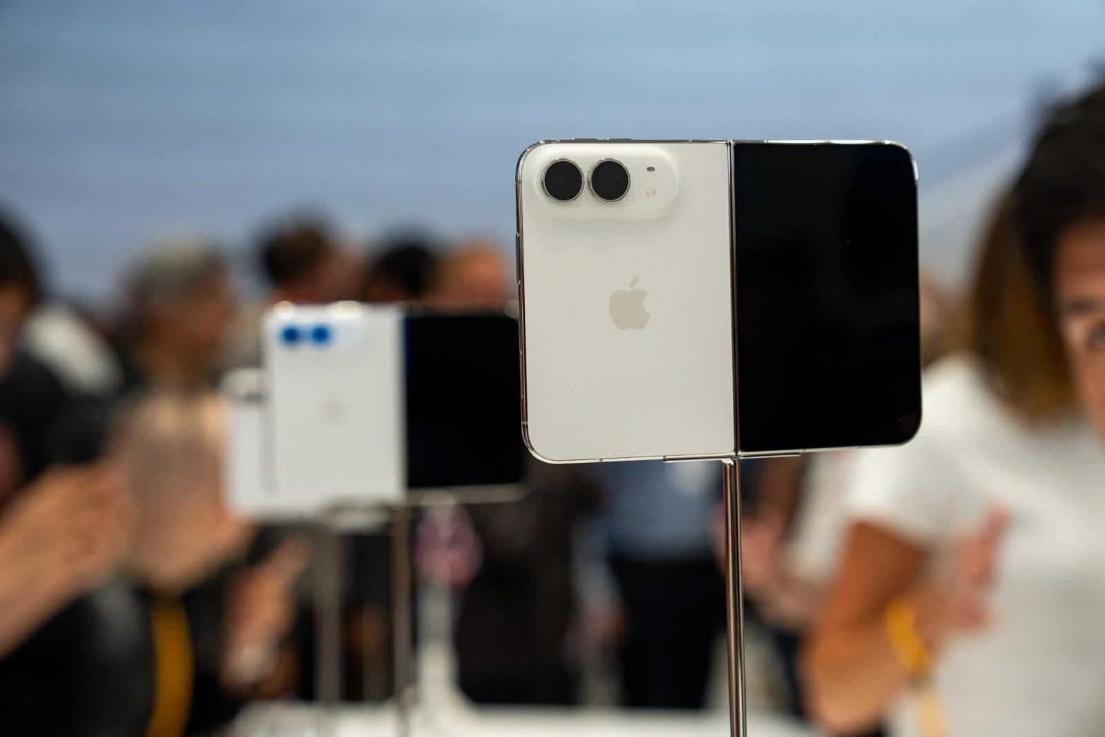 iPhone Duo เปิดศึกสมาร์ทโฟนจอพับ ด้วยดีไซน์แบบพาสปอร์ตและราคาชนเรือธง