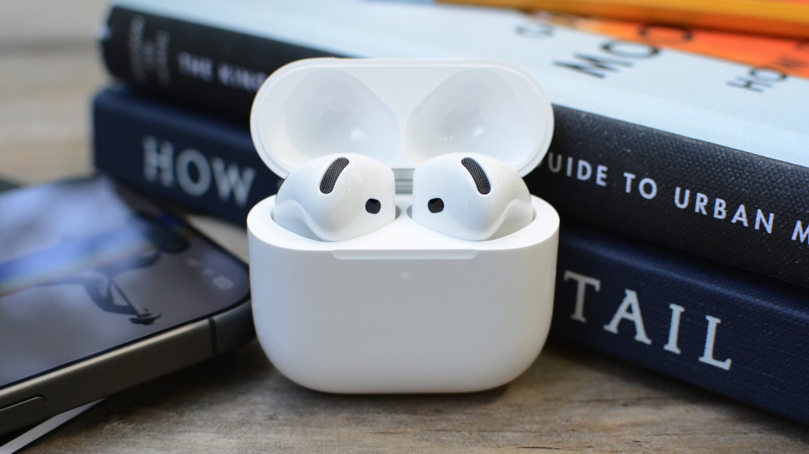 รีวิว AirPods 5: รุ่นแพงคุ้มกว่ารุ่นพื้นฐานอย่างชัดเจน