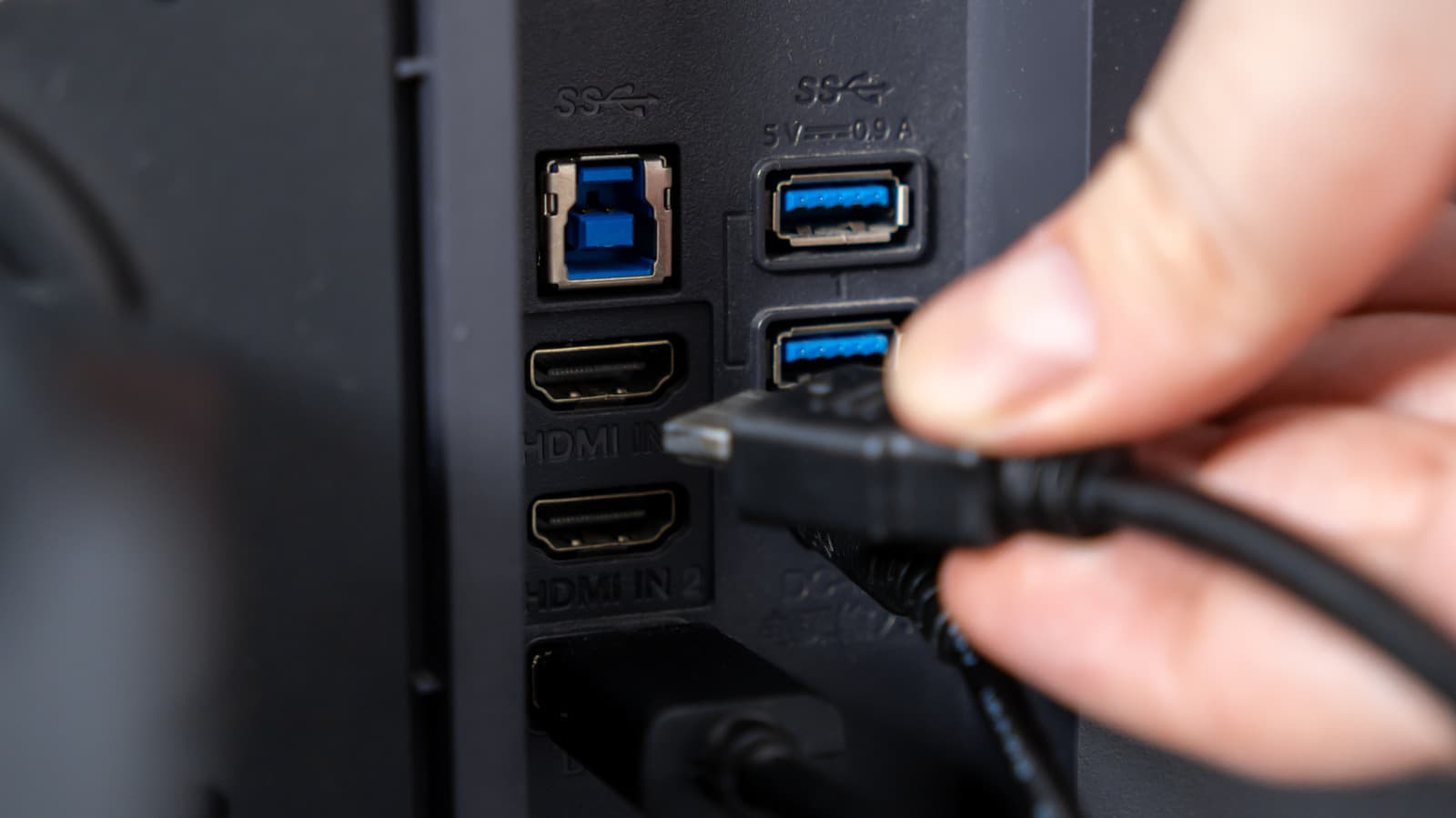 ทำไมจอคอมบางรุ่นมีพอร์ต USB สองช่อง และควรใช้งานอย่างไร