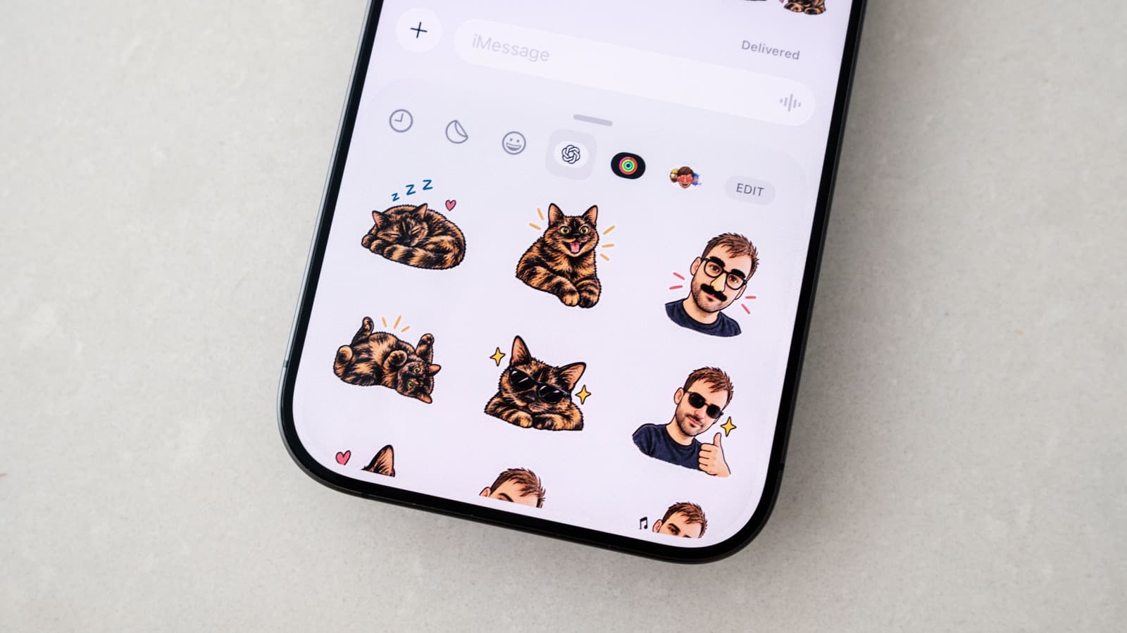 วิธีใช้ ChatGPT สร้างสติกเกอร์สำหรับ iMessage และ WhatsApp
